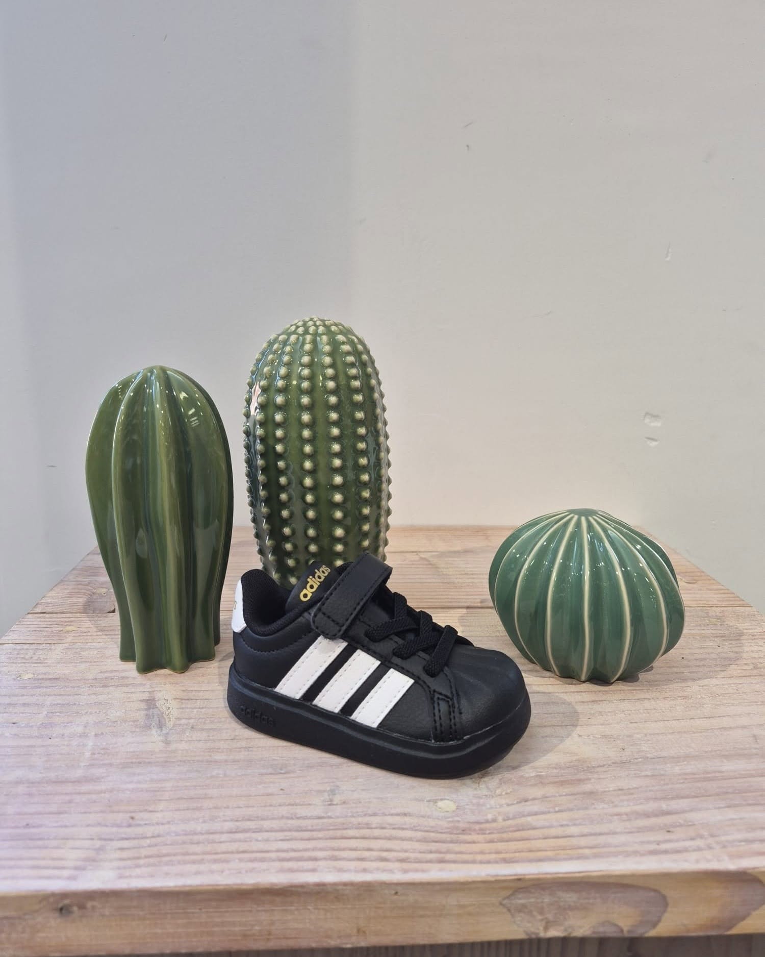 Adidas kindersneaker zwart met witte strepen