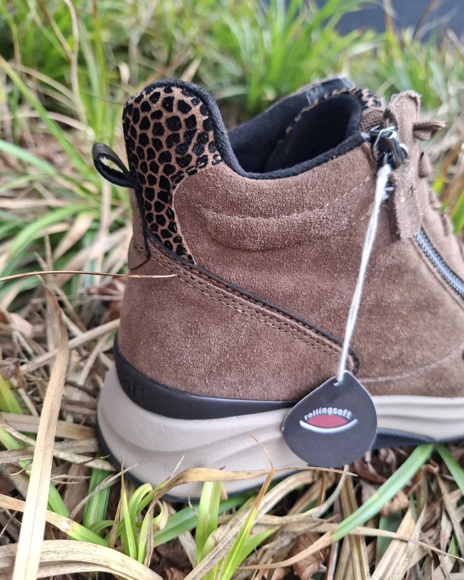 Close-up van de hiel met dierenprint van de taupe Gabor Rollingsoft