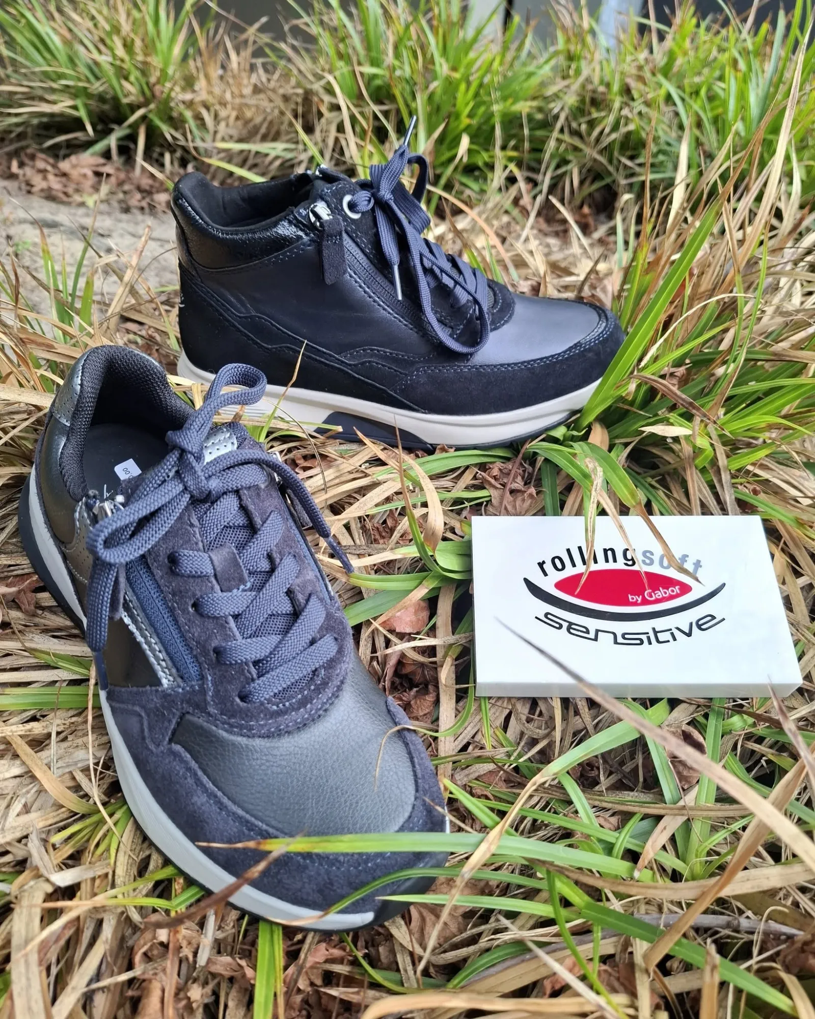 De donkerblauwe Gabor Rollingsoft-sneaker laag en hoog naast elkaar