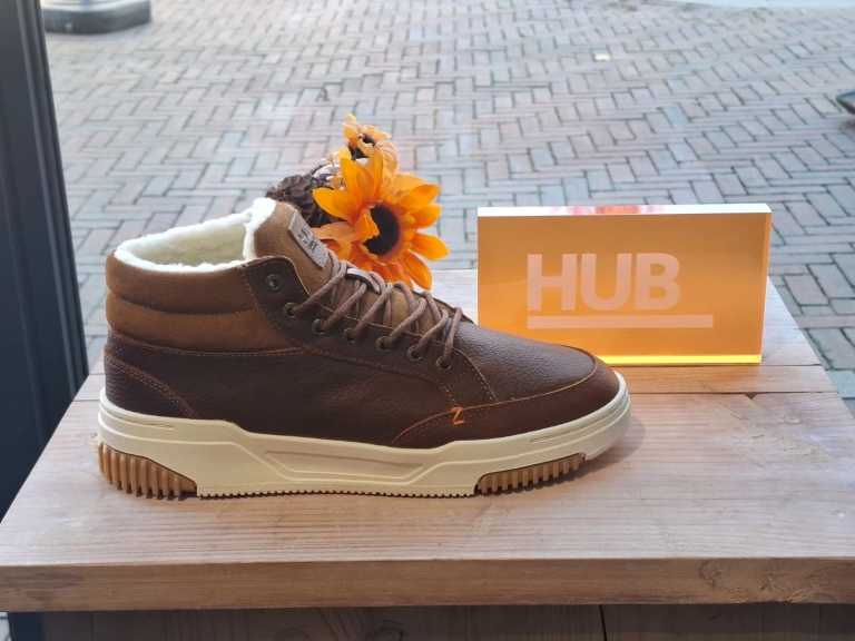 Cognackleurige HUB-sneaker, hoog en gevoerd, met crème zool