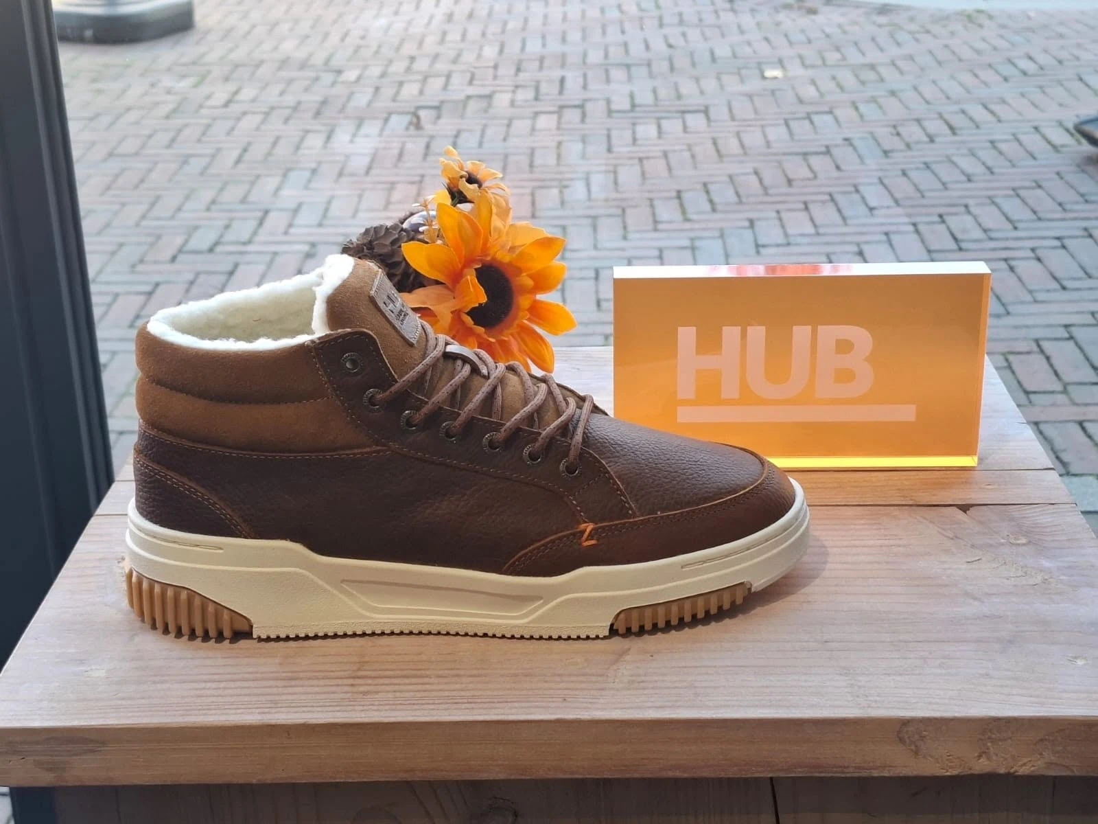 Cognackleurige HUB-sneaker, hoog en gevoerd, met crème zool