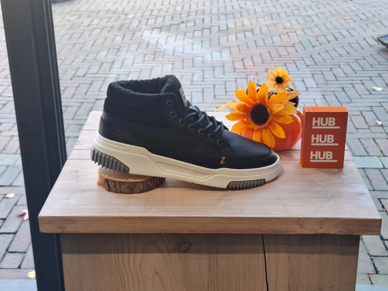 Zwarte HUB-sneaker, hoog en gevoerd, met witte zool