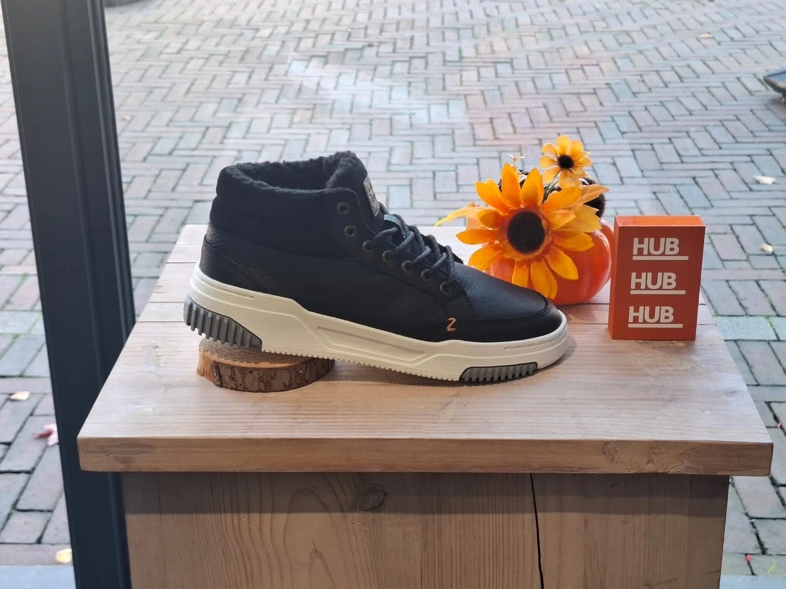 Zwarte HUB-sneaker, hoog en gevoerd, met witte zool