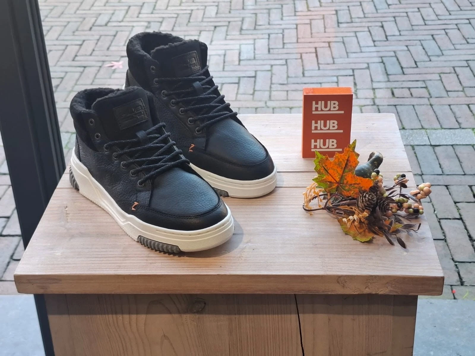 Zwarte HUB-sneaker, hoog en gevoerd, met witte zool (2)