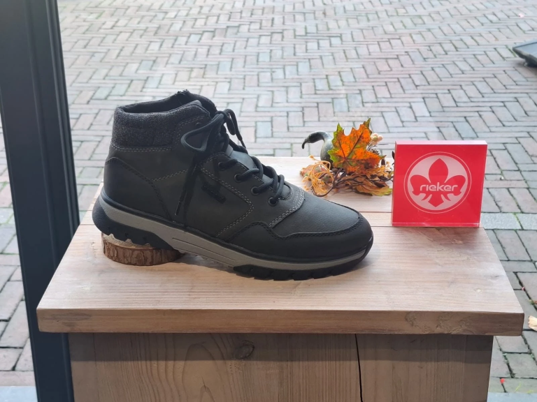 Antraciet Rieker-veterboot met rits en profielzool