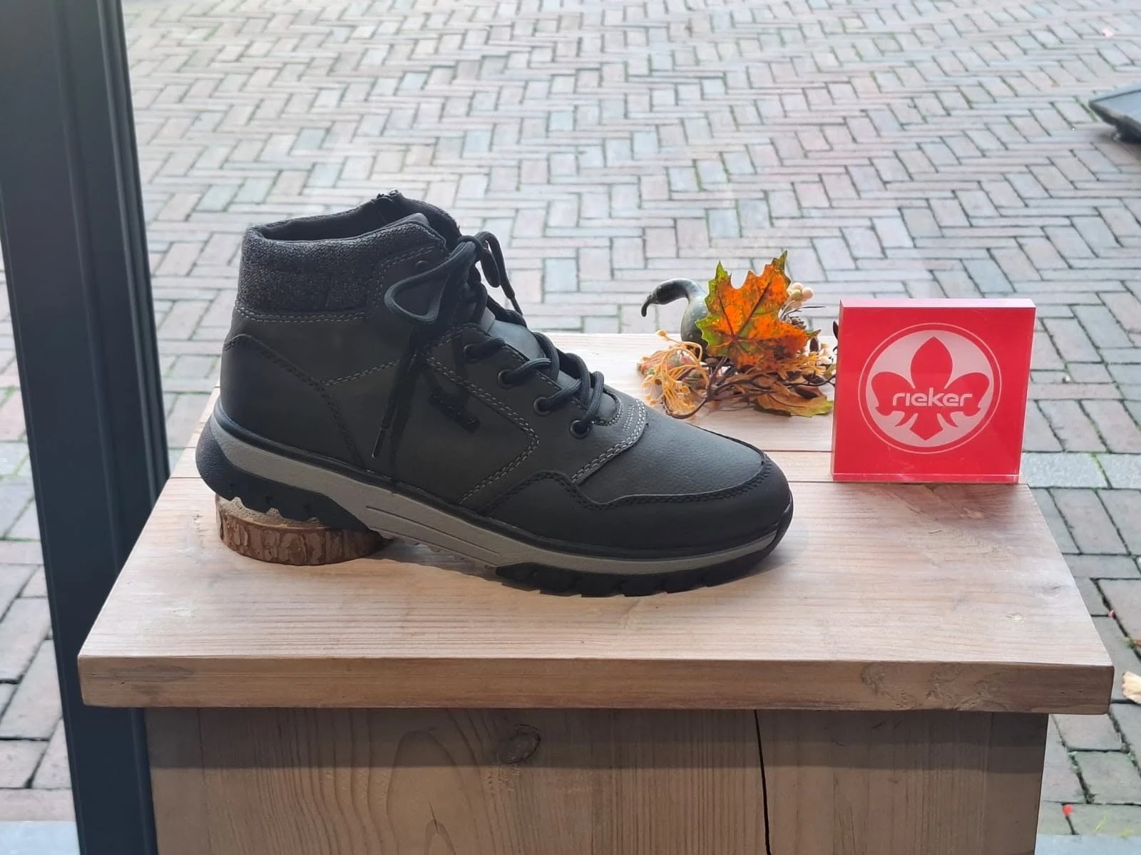 Antraciet Rieker-veterboot met rits en profielzool