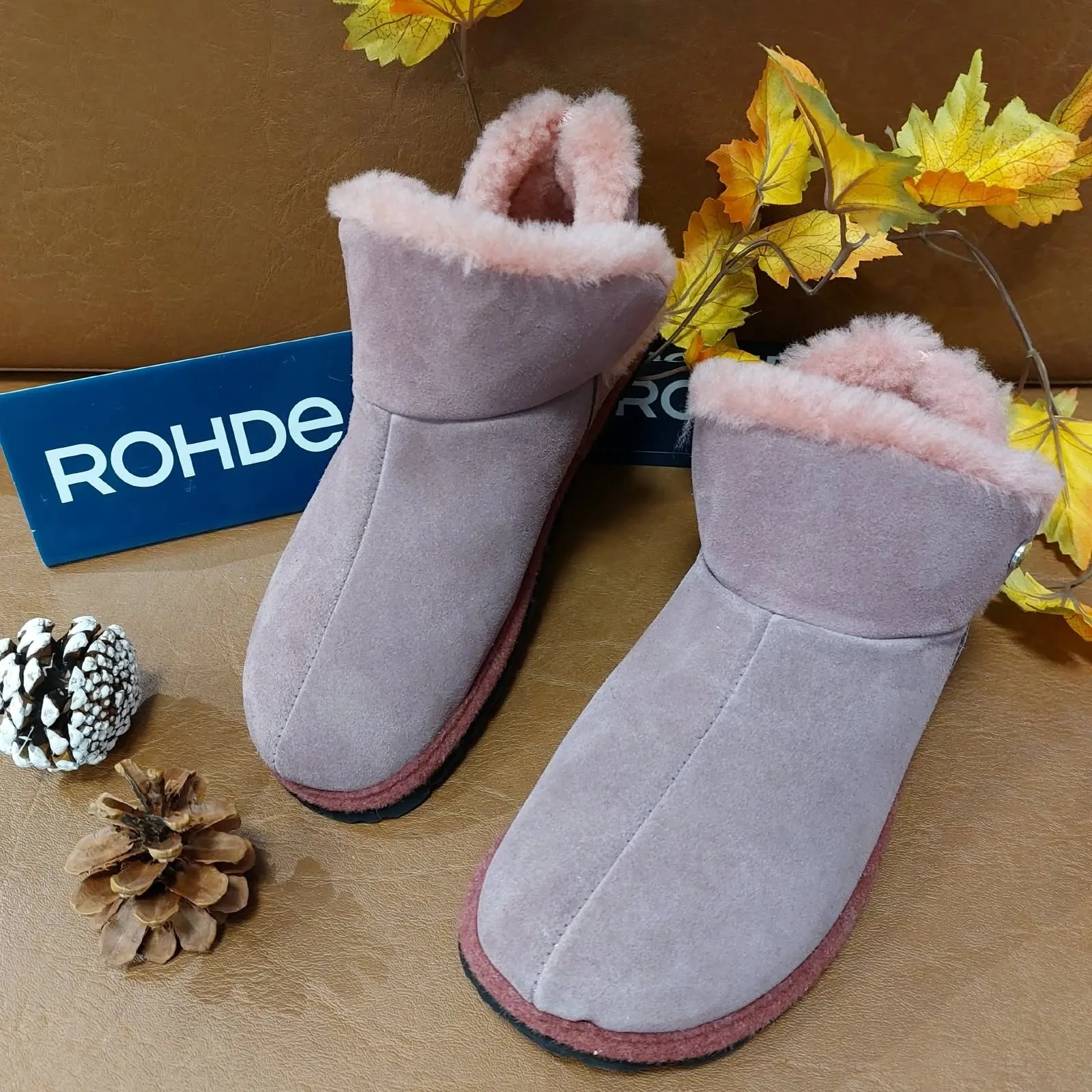 Oudroze Rohde-pantoffelboots van suède met vachtkraag