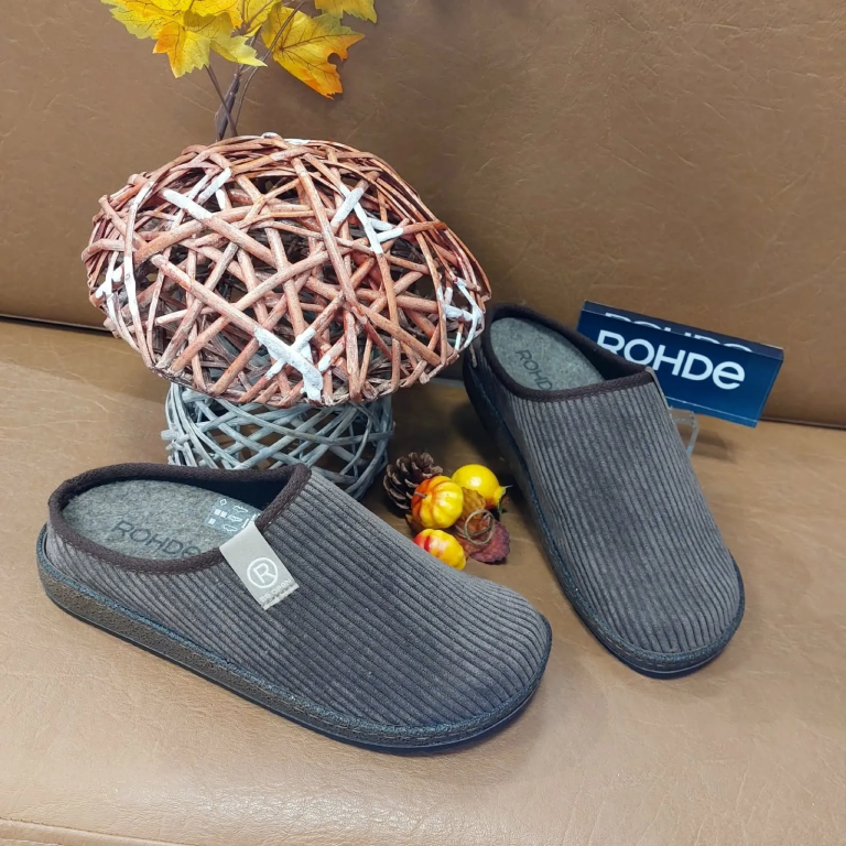 Bruine Rohde-pantoffels van ribcord, met herfstdecoratie