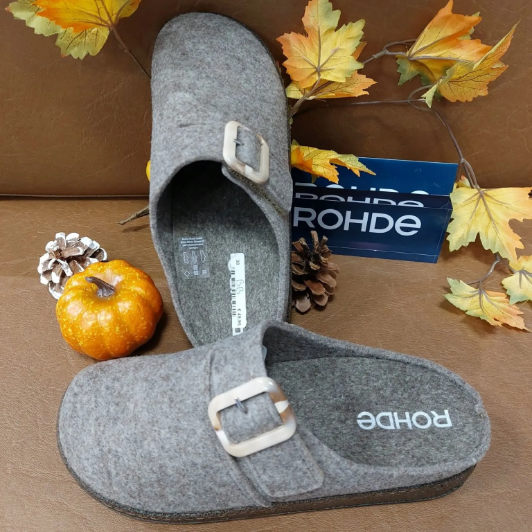Taupe vilten Rohde-pantoffels met gesp, tussen herfstbladeren