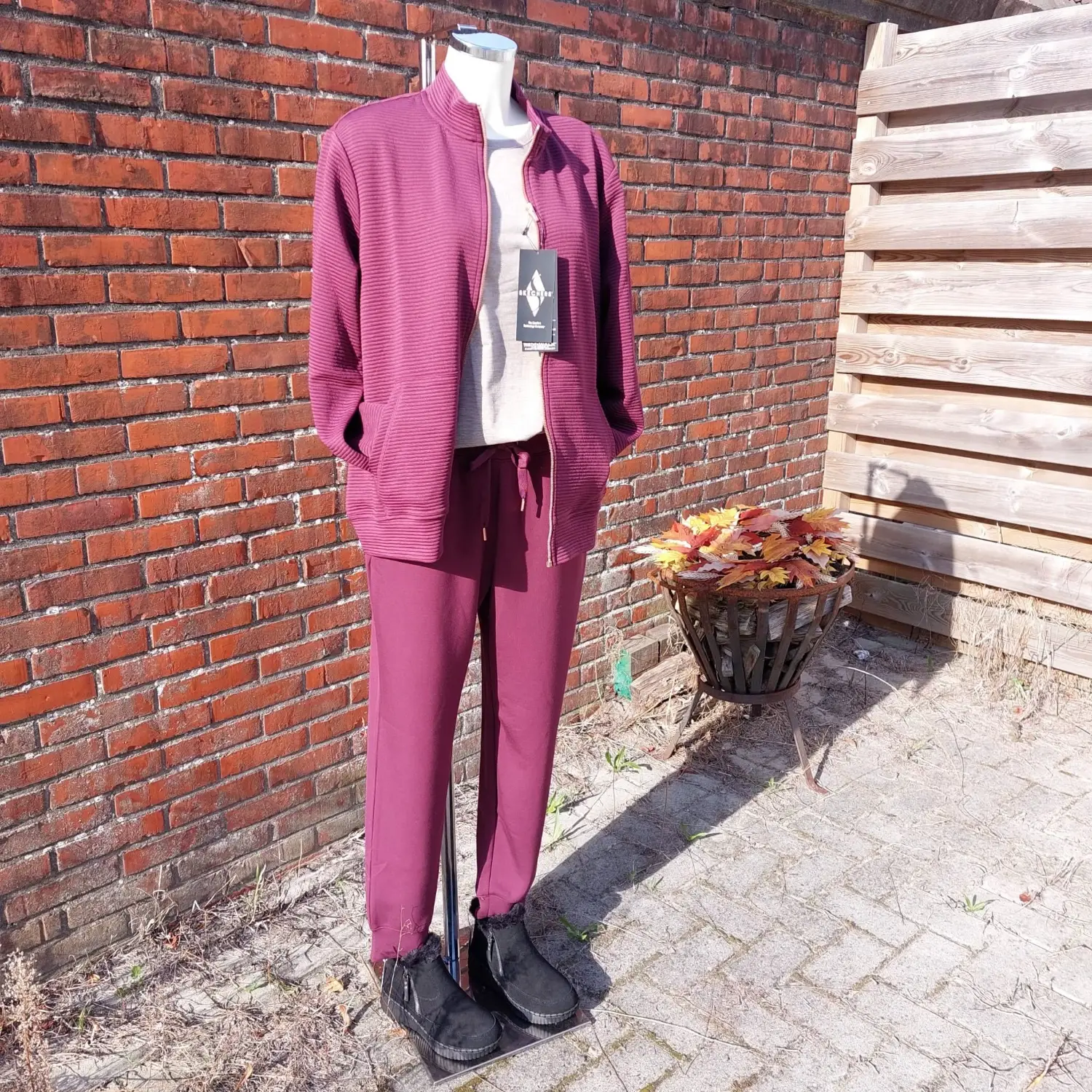 Skechers-outfit: bordeaux vest en joggingbroek met zwarte gevoerde enkelboots