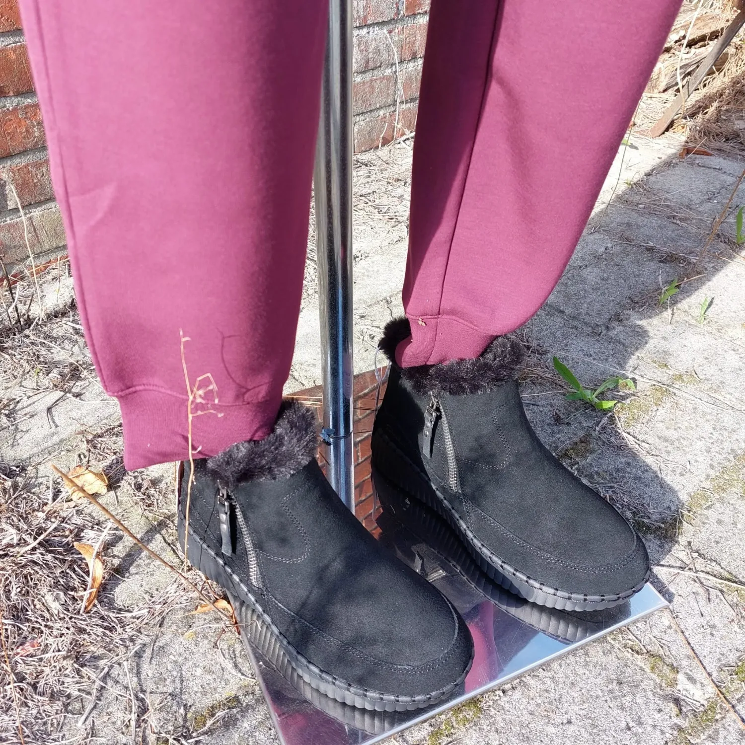Bordeaux joggingbroek met zwarte gevoerde enkelboots met rits