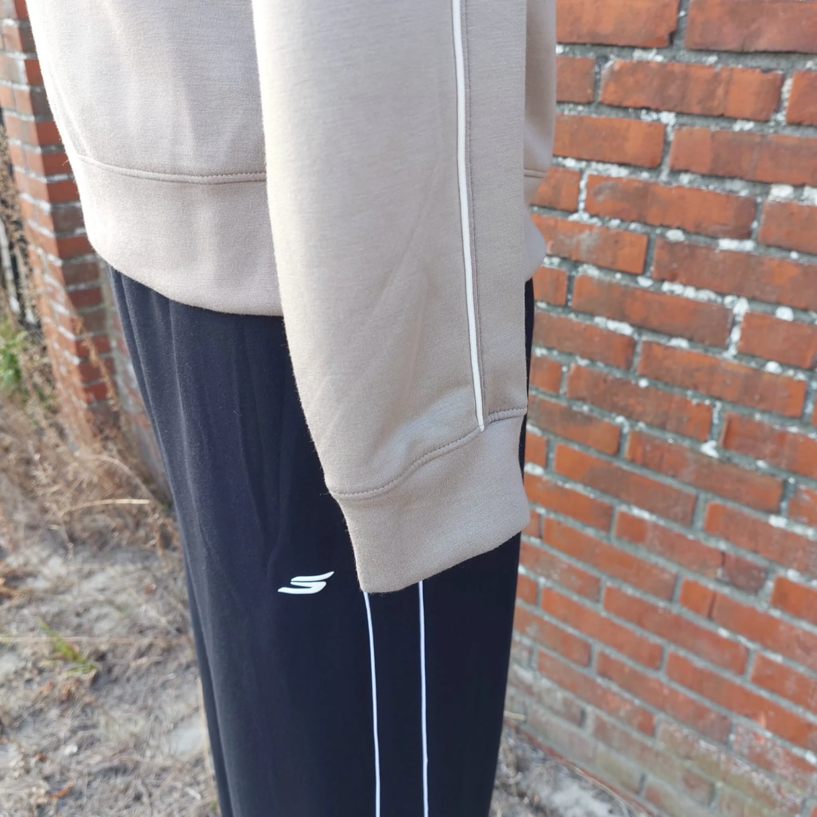 Taupe Skechers GoWalk-trui met korte rits en hartjesrits