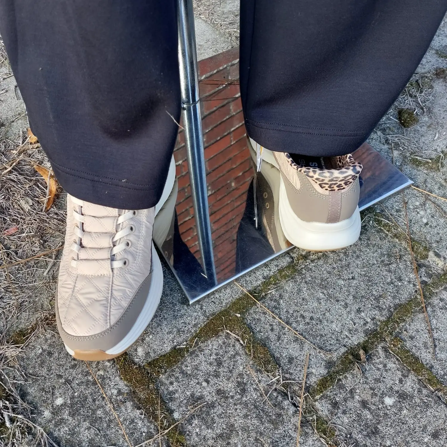 Taupe gewatteerde Skechers-sneakers met panterprint op de hiel
